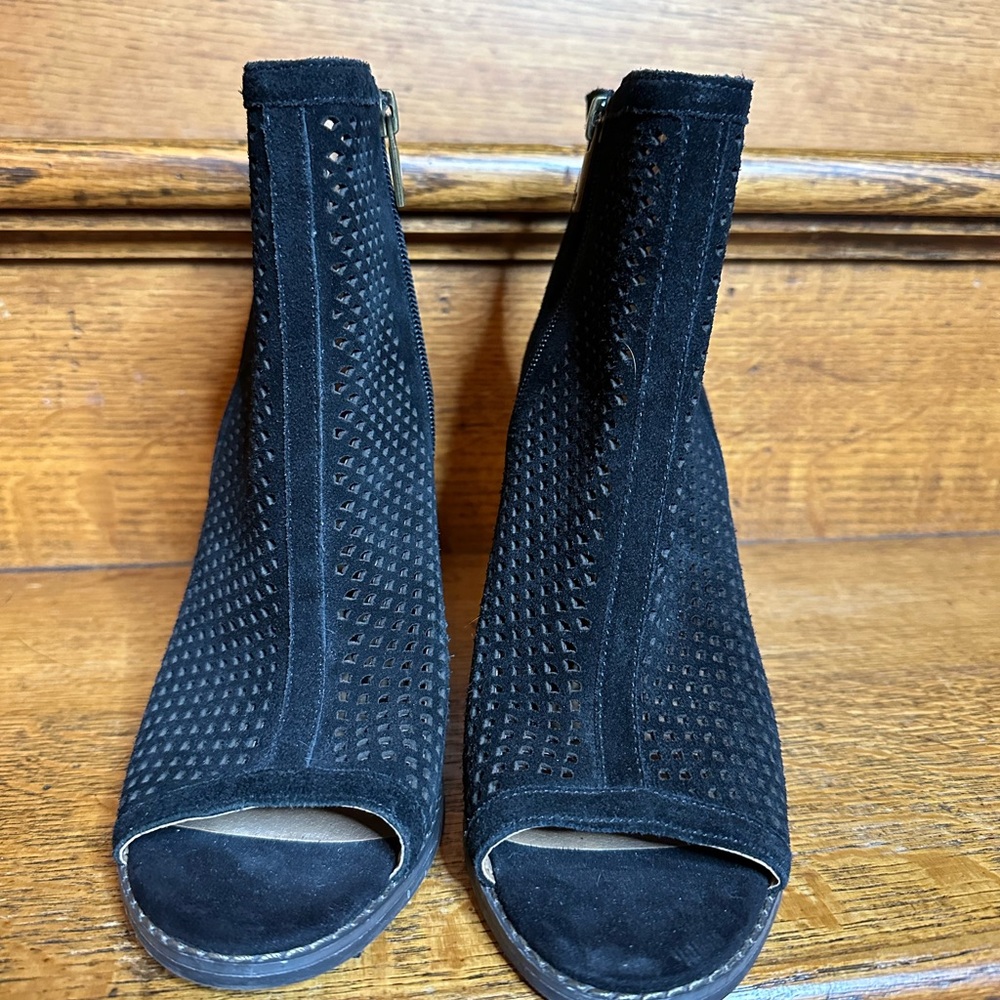 Lucky Brand 8.5 Lakyn Black Suede Leather Perforated Boots Peep Toe Booties - Picture 3 of 9